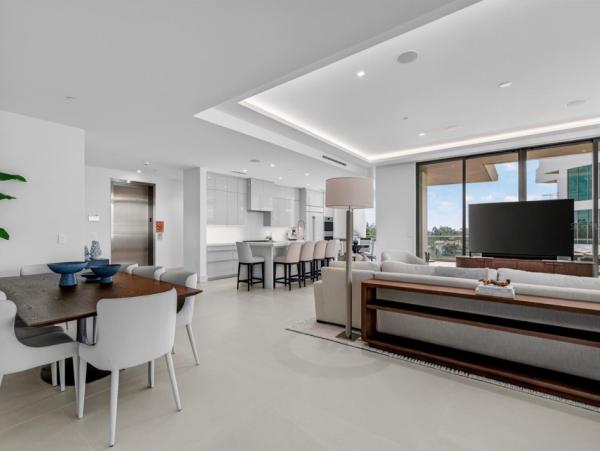 Coastal Luxury Retreat in Longboat Key - 2-Bedroom Condo Stunning Views